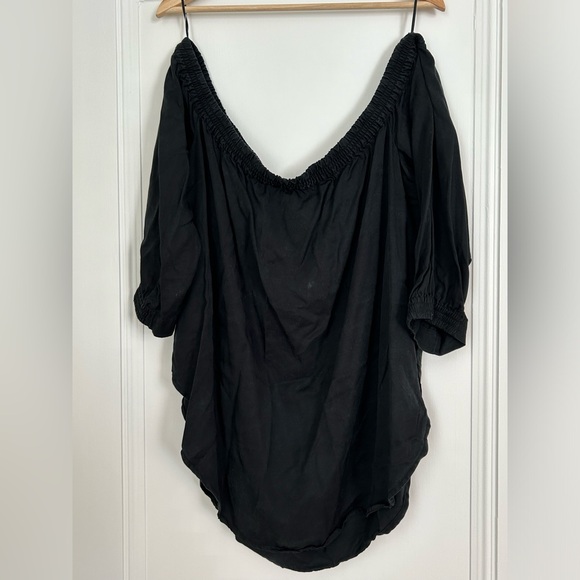 Black Off the Shoulder Blouse - Picture 1 of 4